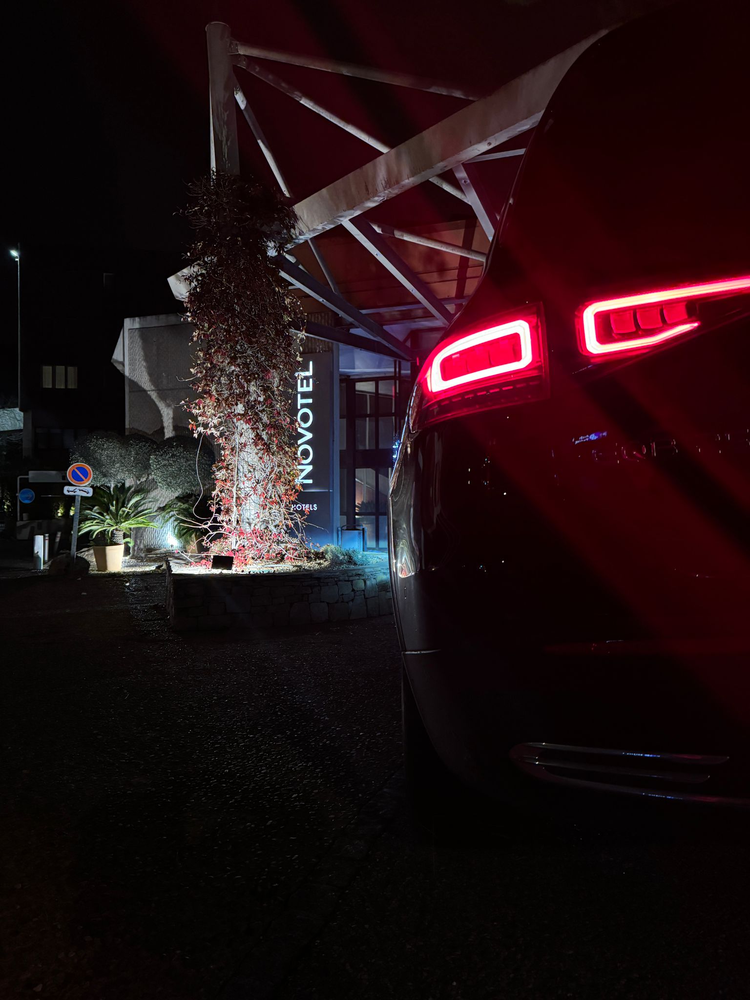 Mercedes EQB SO VTC devant hôtel à Marseille – arrivée/dépose VIP