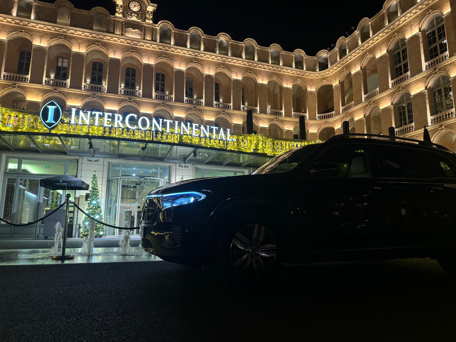 Mercedes EQB – chauffeur privé SO VTC devant l’InterContinental Marseille (Hôtel Dieu)