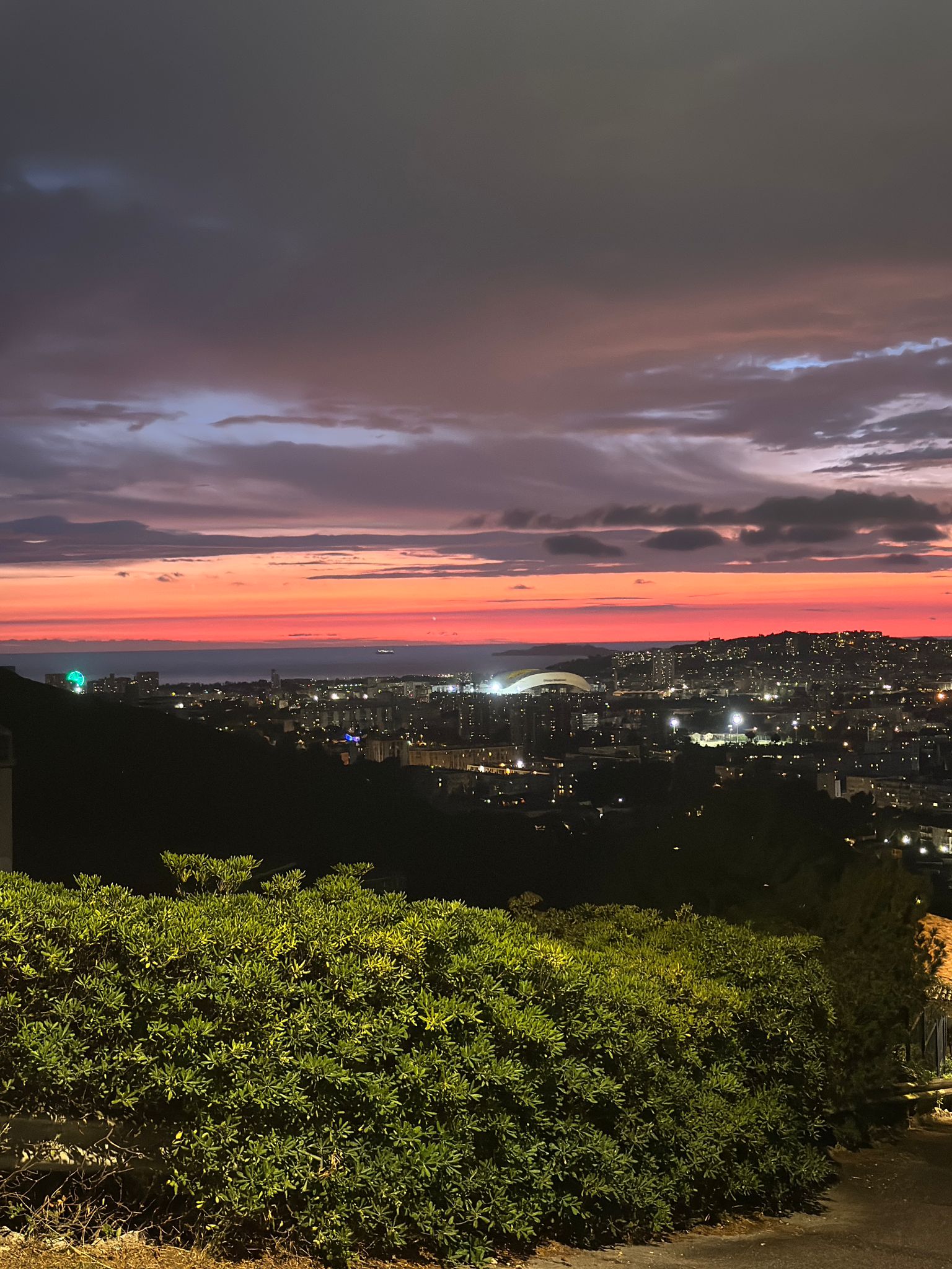 Vue de Marseille et Orange Vélodrome de nuit – transferts VTC événements